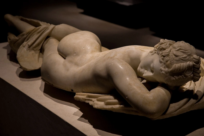 Une sculpture de femme nue allongée au musée du sexe
