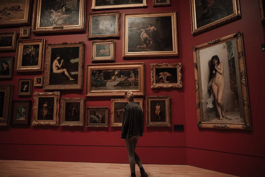 Un visiteur contemple des tableaux érotiques au musée du sexe