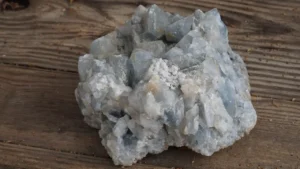 Une pierre de calcite bleue utilisée contre le stress