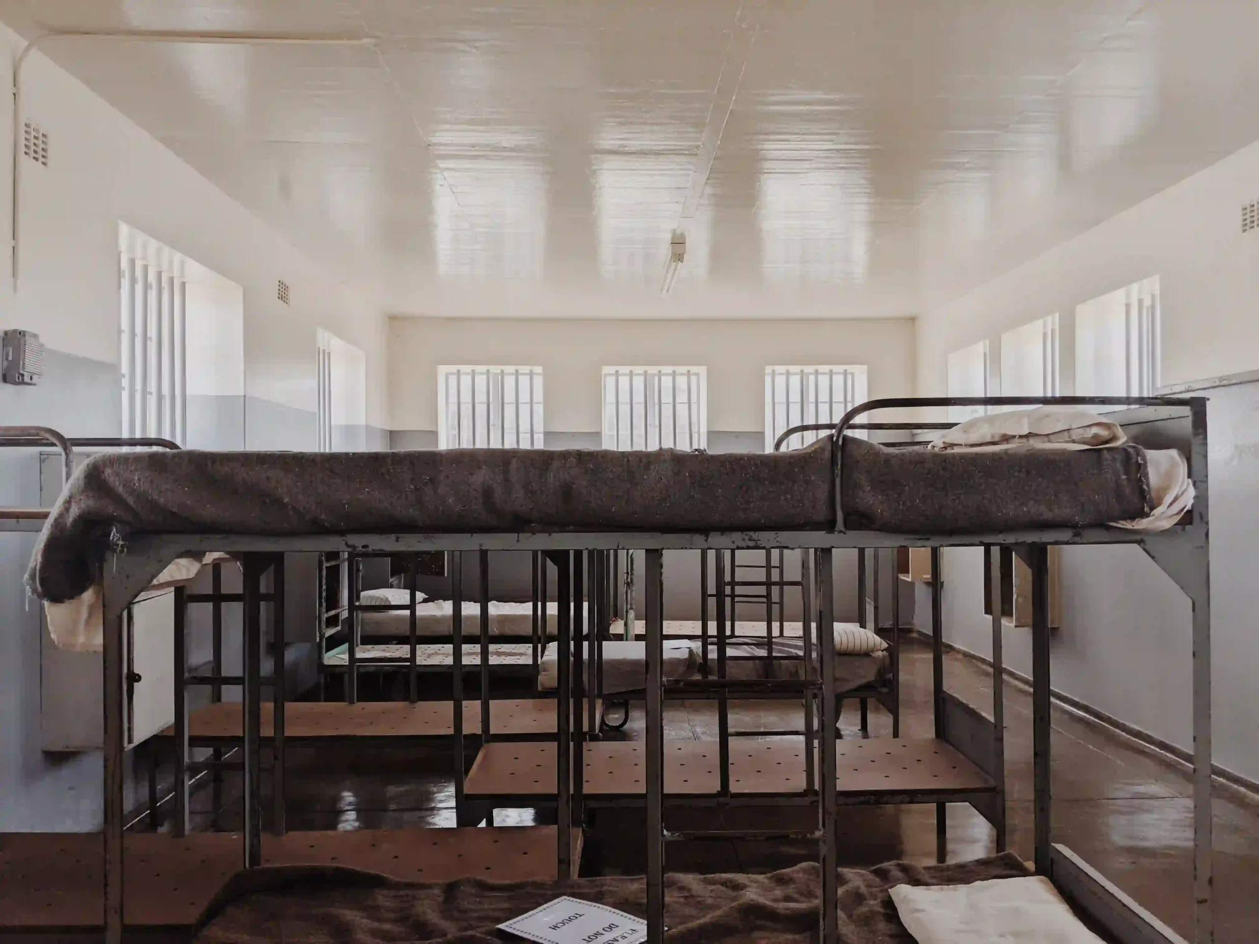 Des lits superposés dans une chambre à la prison de robben island